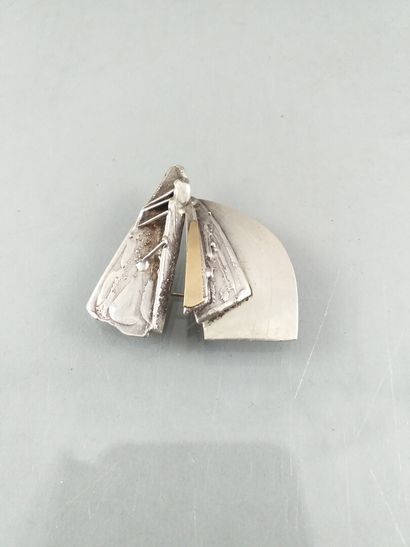 null Silver and 14ct gold brooch representing stylized sails. English work. PB: 14,1...