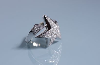 null RING in the shape of star in white gold 18 ct paved with small diamonds. In...