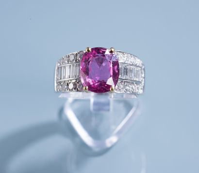 null BEAUTIFUL RING in 18 ct white gold set with a deep pink sapphire of 5,12 ct...