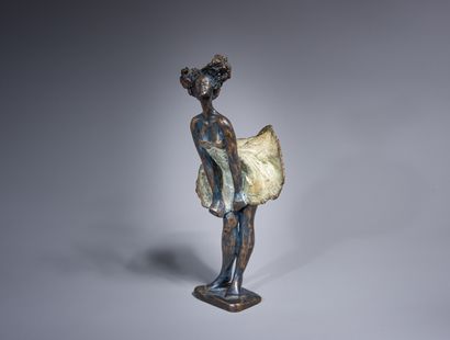 null JOSEPHA (née en 1950) "Femme à la robe volante" Bronze polychrome. Signé et...