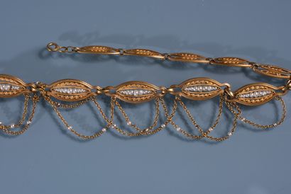 null NECKLACE DRAPERIE in 18 ct gold decorated with oval links. Seven links are crossed...