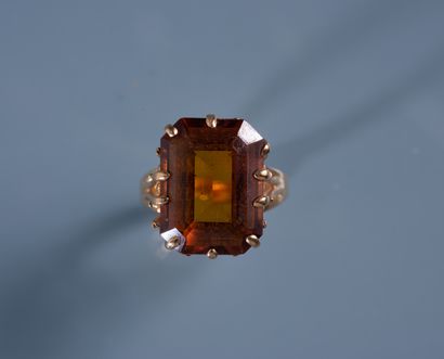 null Gold ring 18 ct decorated with an emerald cut citrine. In R. TDD: 55. PB: 7,1...