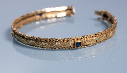 null FLEXIBLE BRACELET in 18 ct gold with rectangular links decorated with undulations...