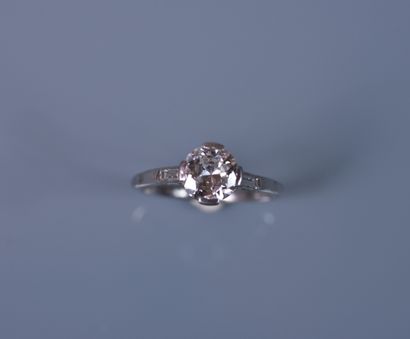 null A platinum SOLITARY set with a brilliant cut diamond weighing approximately...