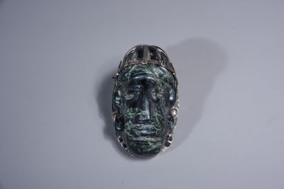 null MEXIQUE, PETIT masque en pierre dure sculptée (serpentine?) et sa monture en...