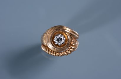 null TOURBILLON RING in 18 ct gold set with a brilliant of about 0,20 ct. In R. PB:...