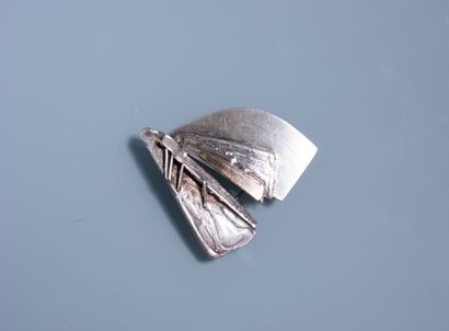 null Silver and 14ct gold brooch representing stylized sails. English work. PB: 14,1...