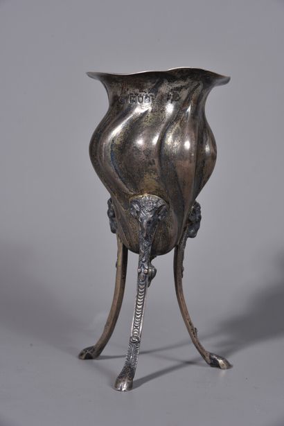 null WILLIAM COMYNS & SONS. A silver tripod vase, twisted, resting on three hoofed...