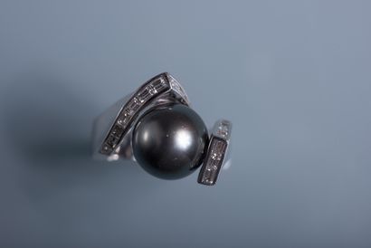 null RING in 18 ct white gold set with a large Tahitian pearl and 19 baguette diamonds...