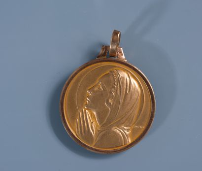 IMPORTANT MEDAL of the Virgin in 18 ct gold...