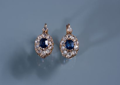 null PAIR OF DORMEUSES in 18 ct gold with a central sapphire surrounded by roses....