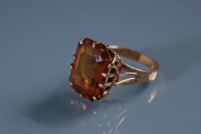 null Gold ring 18 ct decorated with an emerald cut citrine. In R. TDD: 55. PB: 7,1...