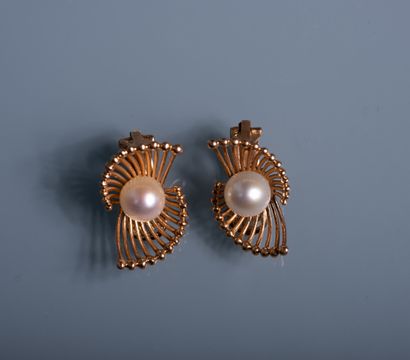 PAIR OF EAR CLIPS in 18 ct gold stylizing...