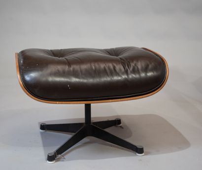 null Charles (1907-1978) & Ray (1912-1988) EAMES 

Ottoman, model 671. 

Shell in...