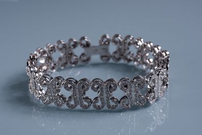 null BRACELET in 18 ct white gold with links styling Hs paved with small diamonds....