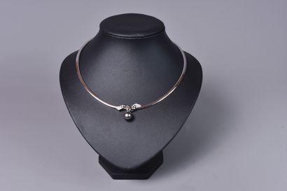 null LF. NECKLACE in white gold with a Tahitian pearl in a pendant and a bow set...