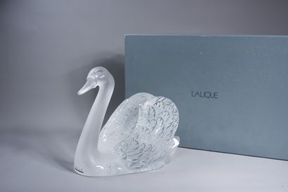 null LALIQUE FRANCE. Swan in cut crystal, partly frosted. 

Marked under the base...