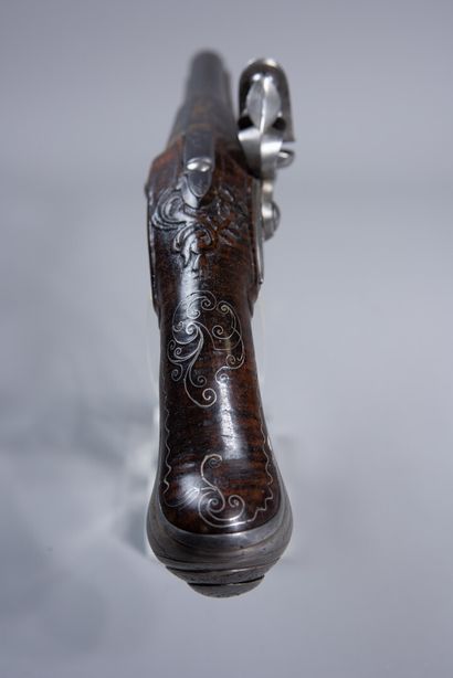 null Flintlock pistol. Round barrel with sides cut with the thunder, engraved with...