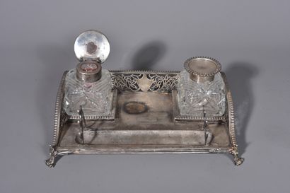 null CHARLES STUART HARRIS. Silver inkwell with two removable inkwells in cut crystal...