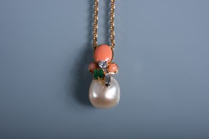 null 18 ct gold pendant set with a large baroque pearl topped by a baguette diamond,...