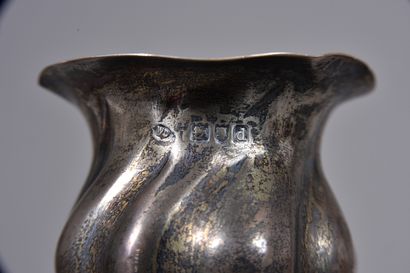 null WILLIAM COMYNS & SONS. A silver tripod vase, twisted, resting on three hoofed...