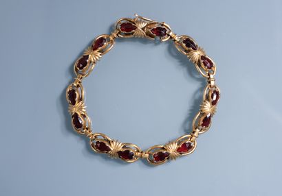 null BRACELET in 18 ct gold with knots set with garnets. PB : 21,3 g