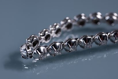 null BRACELET RIVIERE in 18 ct white gold set with 34 small diamonds, safety clasp....