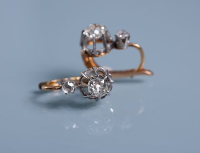 null PAIR OF DORMEUSES in 18 ct gold set with a cushion-cut diamond of about 0,25...