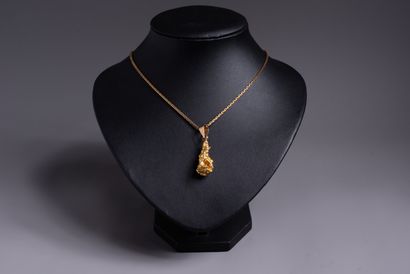 null GOLDEN PEPIT in pendant. In R. 

And its 18 ct gold chain with rectangular links....