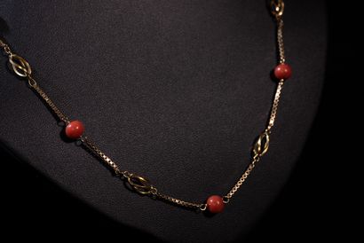 null NECKLACE in 18 ct gold with coral pearls alternated with oval openwork gold...