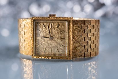 null Lady's wristwatch in gold. Dial with golden stick figures. Flexible gold bracelet...