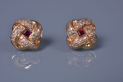 null PAIR OF EARRINGS in 18 ct gold set with small diamonds and a central square...