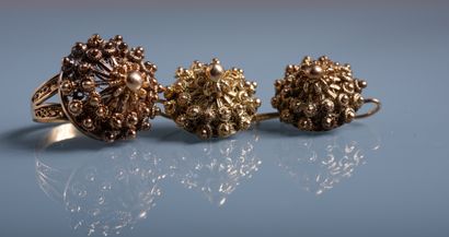 null SET comprising a gold ring 18 ct with radiating pattern and central ball in...