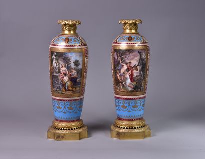null PAIRE de VASES montés en porcelaine à décor polychrome de deux scènes à l'antique...