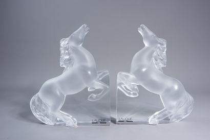 null LALIQUE FRANCE. Pair of polished and frosted crystal bookends decorated with...