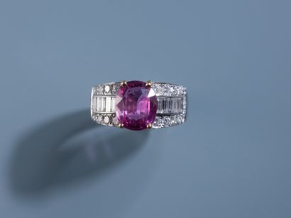 null BEAUTIFUL RING in 18 ct white gold set with a deep pink sapphire of 5,12 ct...