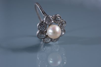null MARGUERITE RING in platinum with a cultured pearl surrounded by 8 old-cut diamonds...
