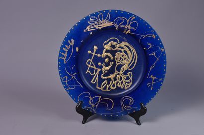 null DAUM - Salvador DALI (1904-1989). Triumphal" plate in blue glass paste and golden...