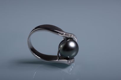 null RING in 18 ct white gold set with a large Tahitian pearl and 19 baguette diamonds...