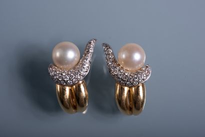 null PAIR OF EARRINGS in 18k yellow gold with a cultured pearl on a white gold crescent...