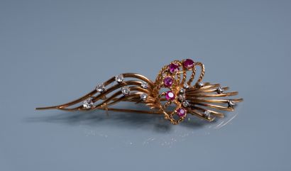 null Flower-shaped brooch in 18 ct gold set with 5 round rubies of approx. 0.10 and...