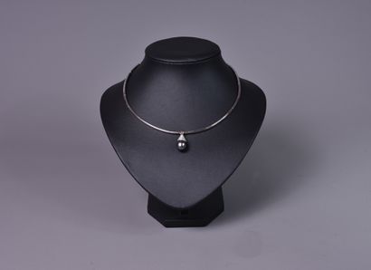 null POIRAY. 18K white gold serpentine NECKLACE with a Tahitian pearl pendant set...