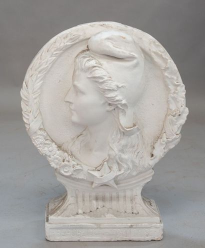 null Marguerite SYAMOUR (1857-1945) Médaillon de Marianne en stuc, vers 1870-1880,...