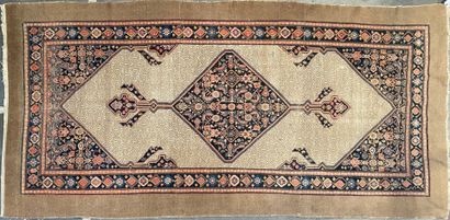 null Woolen carpet decorated with central medallion with geometric patterns. Dimensions:...