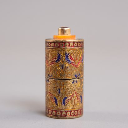 null CARTIER Briquet cylindrique miniature à essence"Tom Pouce" en métal doré ciselé...