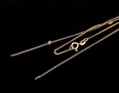 null Fine gold chain cut in two, one link to be re-soldered. In R

P: 3,1 g