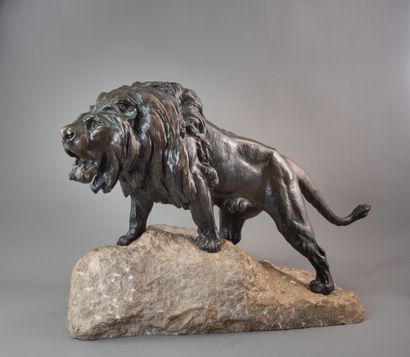null Prosper LECOURTIER (1855-1924) "Lion rugissant" Bronze sur un socle en pierre....