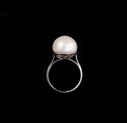 null Gold-platinum ring with a slightly flat cultured pearl. TDD: 52. In R.

PB:...