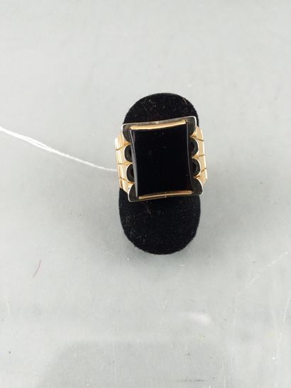 null 18 ct gold HORSE with a square onyx plate. TDD: 59. In R.

PB: 11,6 g