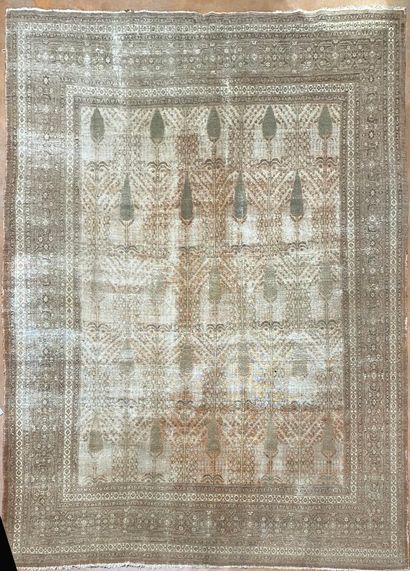 null IMPORTANT WOOL RUG decorated with ears of corn, friezes of pearls and flowers...